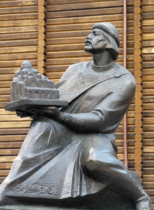 Пам’ятник Ярославу Мудрому у Києві за ескізом скульптора І. Кавалерідзе. Встановлено 1997. Бронза, граніт